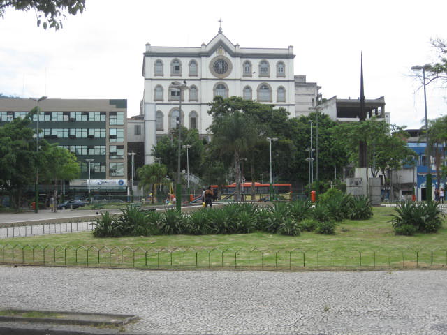 Guerra do tráfico em Vila Isabel faz preço de imóveis desabar