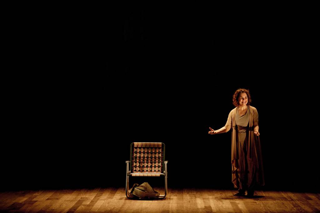 Isabel Teixeira estreia monólogo sobre o fim da vida