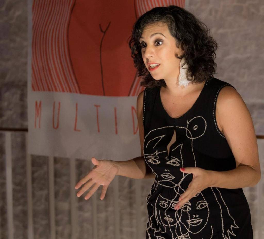 A poeta Maria Rezende reestreia no Rio de Janeiro o solo ‘Mulher Multidão’