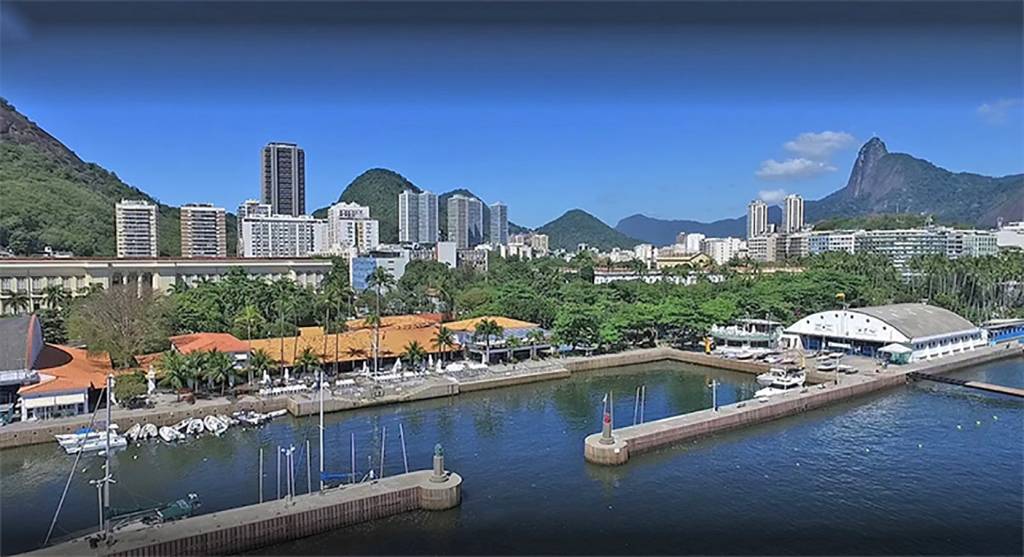 Devido a som alto, atriz que trabalha no Iate Clube é ameaçada por sócio