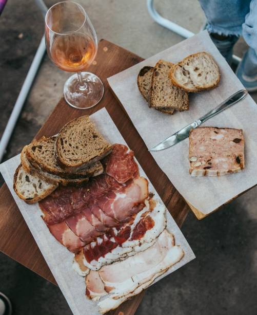 Tão Longe: charcutaria de primeira e vinhos naturais Tão Longe: charcutaria de primeira e vinhos naturais