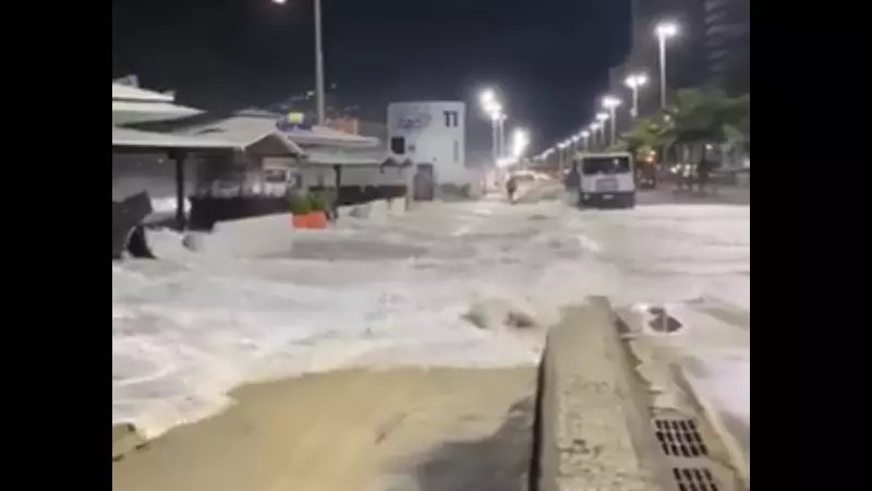 Ressaca no Leblon faz ondas atingirem pistas da Avenida Delfim Moreira