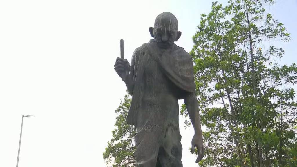 No Rio, nem estátua de Gandhi escapa da ação de ladrões e vândalos