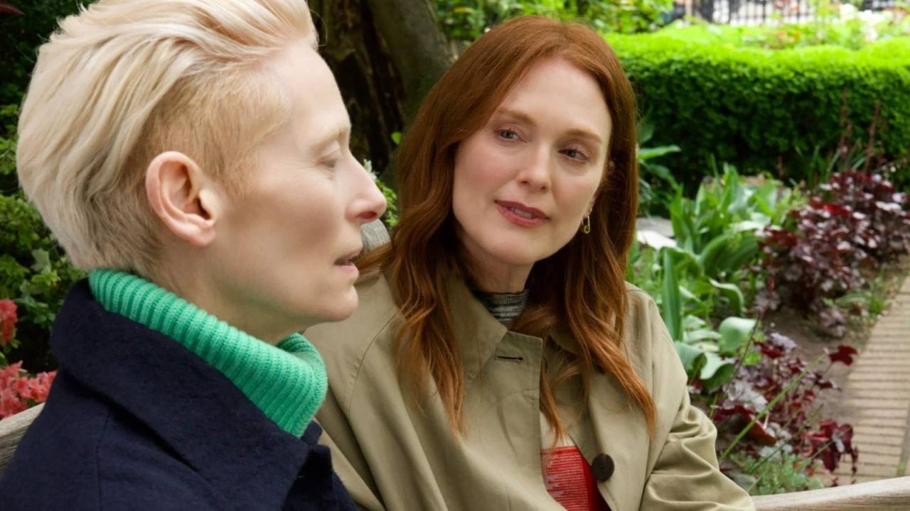 Tilda Swinton e Julianne Moore no filme O Quarto Ao Lado, de Almodóvar: beleza natural no filme e no tapete vermelho do Festival de Veneza