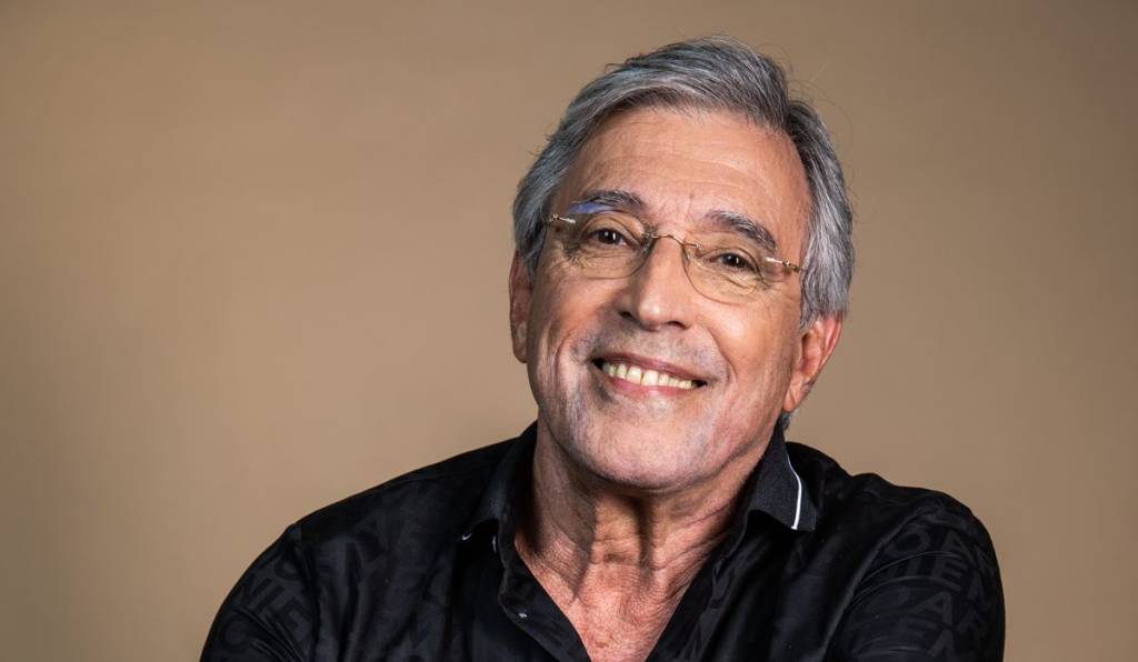Ivan Lins desfila seus sucessos ao lado de orquestra no Theatro Municipal