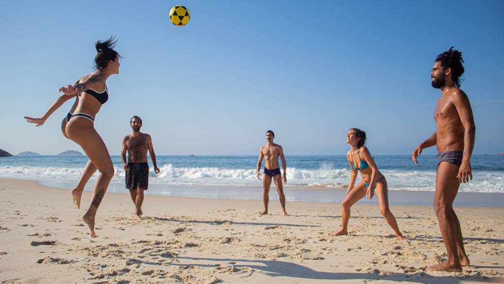As donas da bola para o alto nas areia do Leme