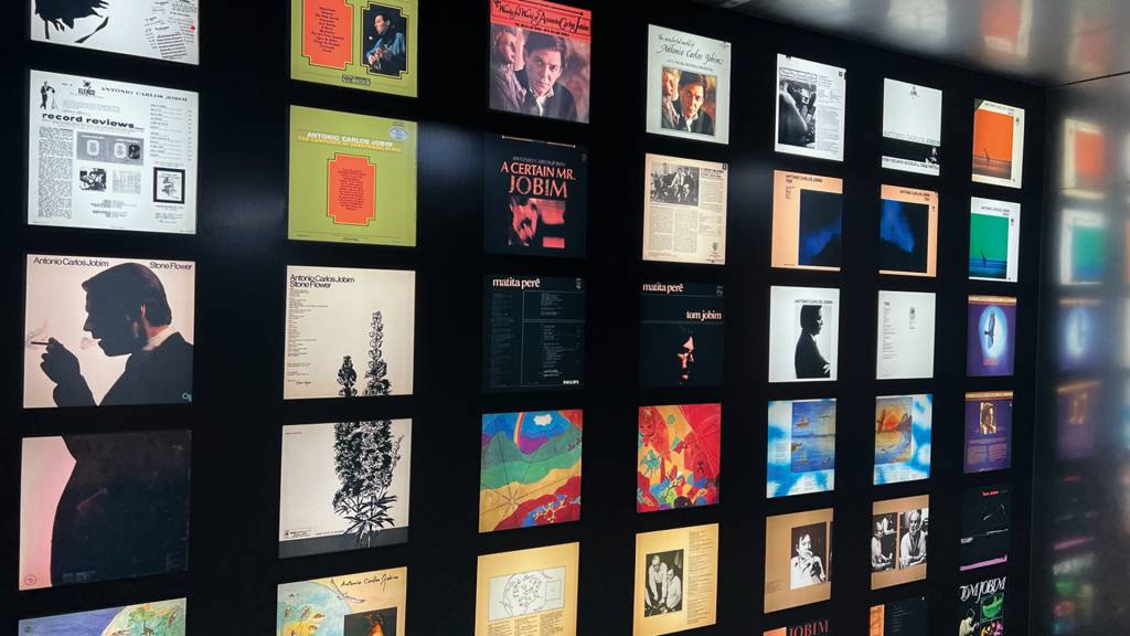 Exposição sobre discos solo de Tom Jobim marca 30 anos da morte do maestro