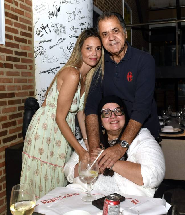 _DSC3950 Maria Clara Peres entre seus pais Catito e Monica Botelho – CHURRASCARIA PLATAFORMA – NOV 2024 – CG Maria Clara Peres entre seus pais Catito e Monica Botelho - CHURRASCARIA PLATAFORMA - NOV 2024 - CG
