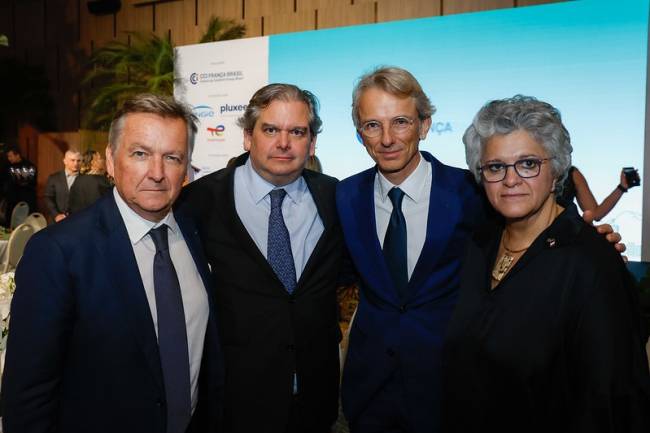 Patrick Sabatier, presidente da Câmara de Comércio França Brasil no Rio de janeiro; Pedro Antonio Gouvea Vieira, presidente da Câmara de Comércio França Brasil; Emmanuel Lenain, Embaixador da França no Brasil e Izabella Teixeira, ex ministra do Meio Ambiente