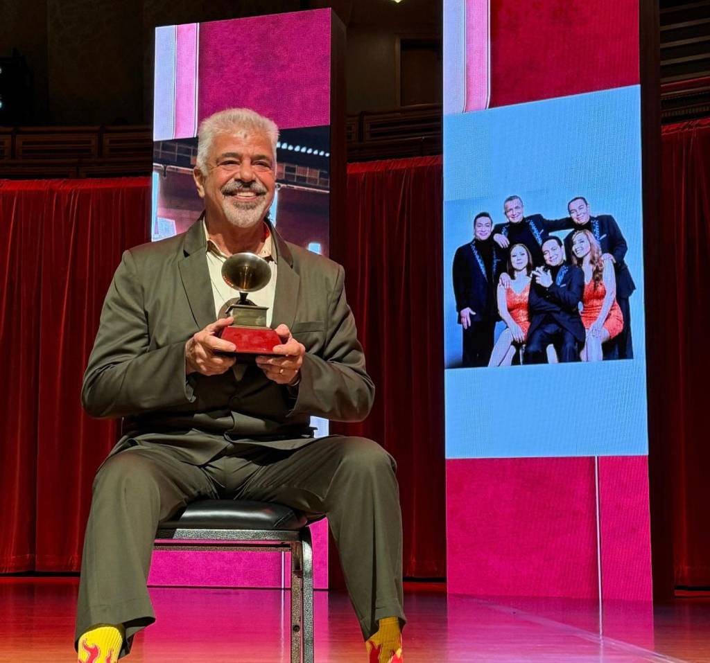 Lulu Santos recebe prêmio de excelência musical no Grammy Latino, em Miami