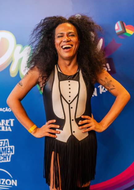 Depois de cantar o hino nacional na abertura da Parada, Valéria Barcellos curtiu o Camarote Pride nas Alturas Depois de cantar o hino nacional na abertura da Parada, Valéria Barcellos curtiu o Camarote Pride nas Alturas