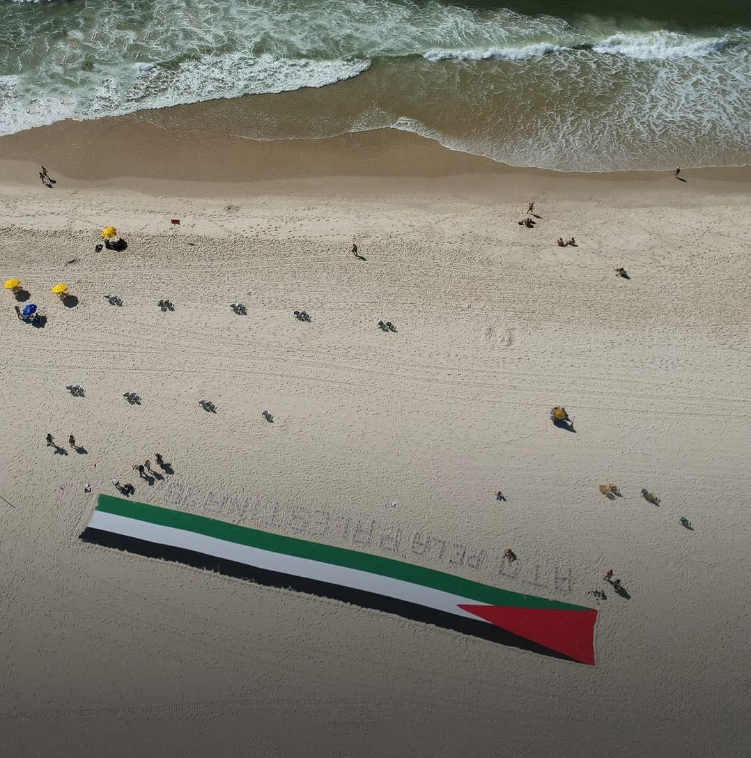 Bandeira gigante da Palestina que estava na Lapa foi parar em Copacabana