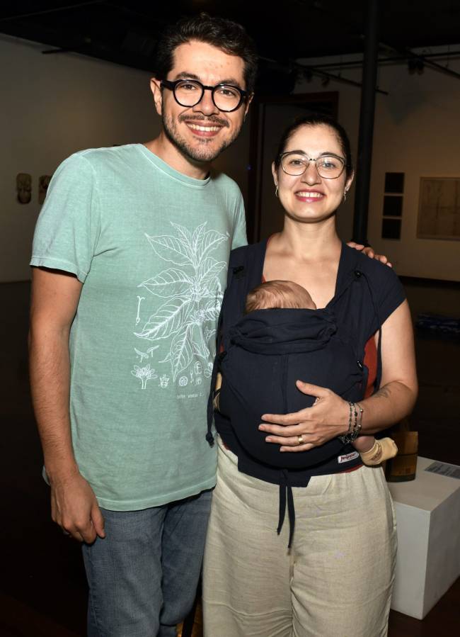 _DSC7035 Shannon e Nathalia Botelho com Francisco -Exposição MATO-À-MATA de WILLY CHUNG - DEZ 2024- CG