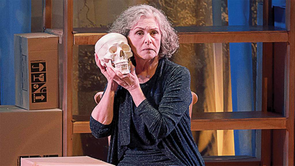 Reflexões póstumas: Irene Ravache volta ao Rio com peça Alma Despejada