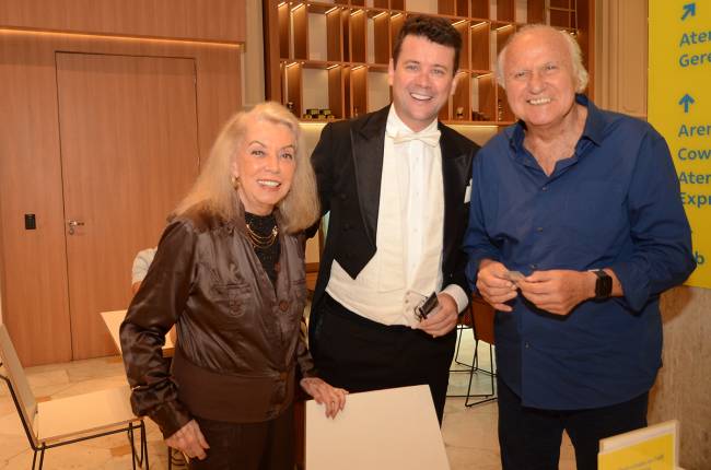 Maria Helena e Isaac Karabtchevksy cercando Yves Goulart