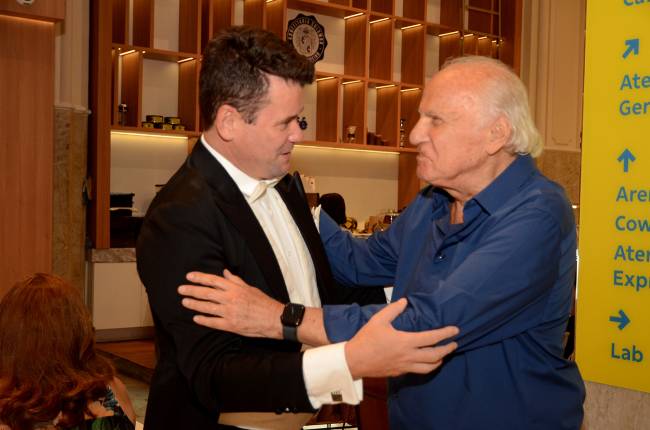 Yves Goulart comprimentando o maestro Isaac Karabtchevksy