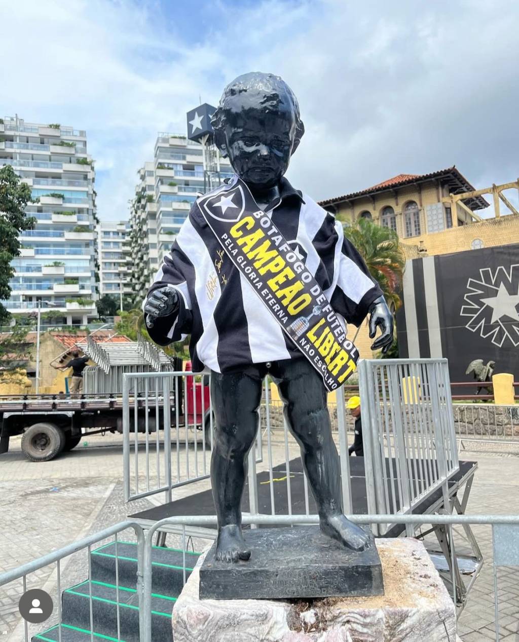 Tradição desde 1957, estátua em Botafogo amanhece com camisa alvinegra