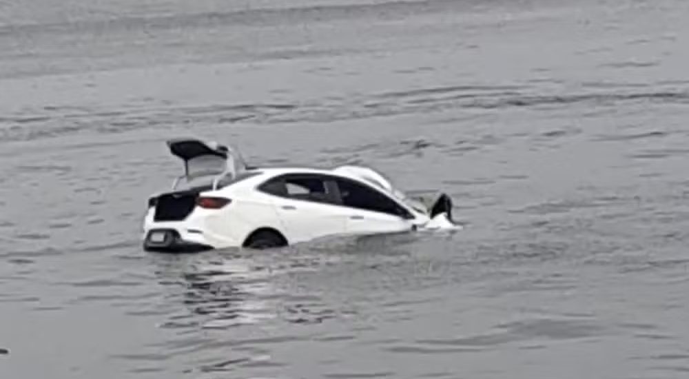 Vídeo: carro cai na Baía de Guanabara e motorista consegue se safar nadando