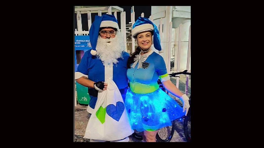 Papai Noel passeia por Copa de bike e figurino azul. Veja vídeo!