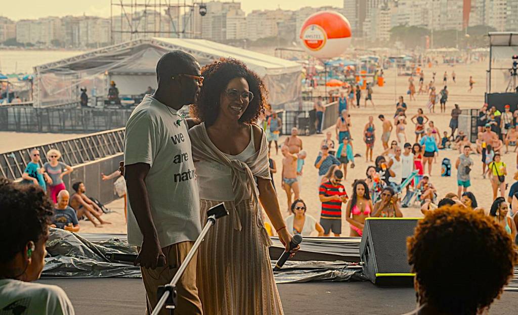 Ensaio de Pretinho da Serrinha na praia: surpreendendo turistas. Vídeos!