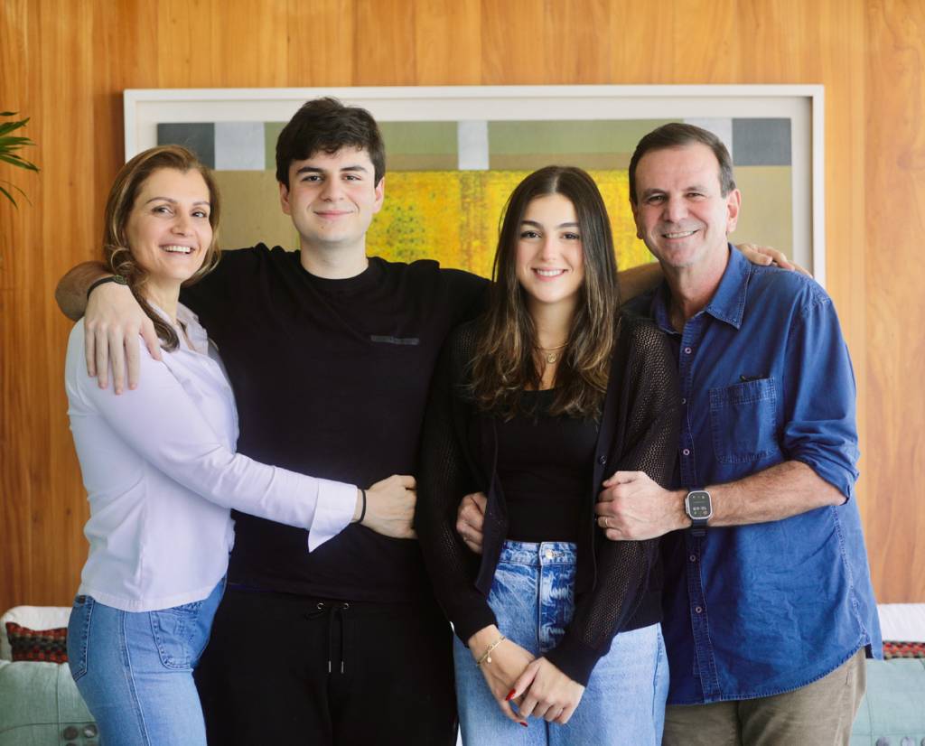 Família-24-1.jpg Retrato de família: Cristine e Eduardo com os filhos já crescidos, na Gávea Pequena