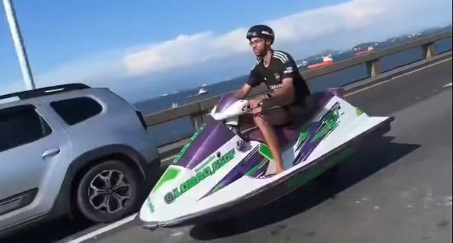 Se a moda pega… Vídeo flagra homem andando de jet ski na Ponte Rio-Niterói