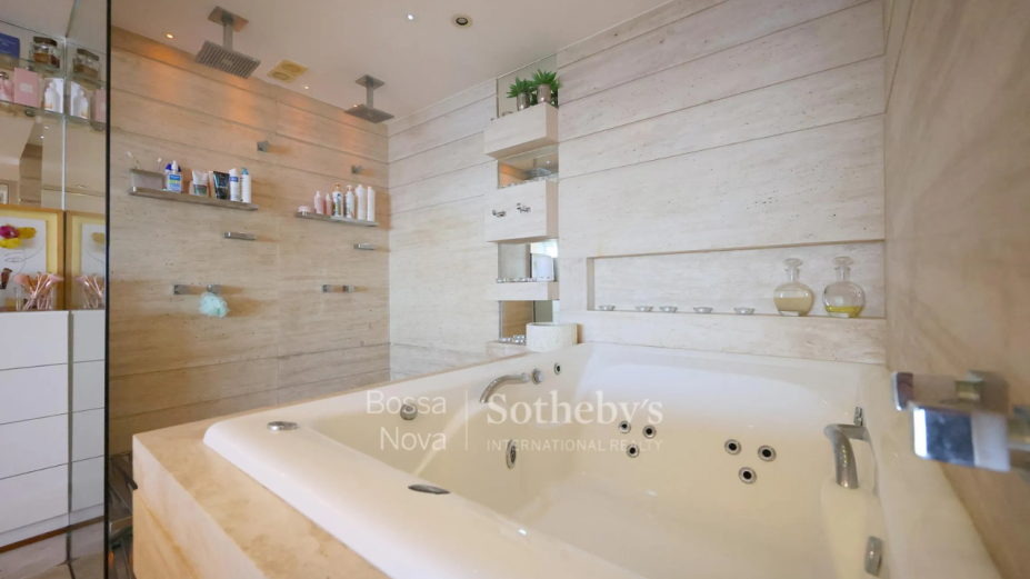 Apartamento de Deborah Secco: à venda por 9 milhões Apartamento de Deborah Secco: à venda por 9 milhões