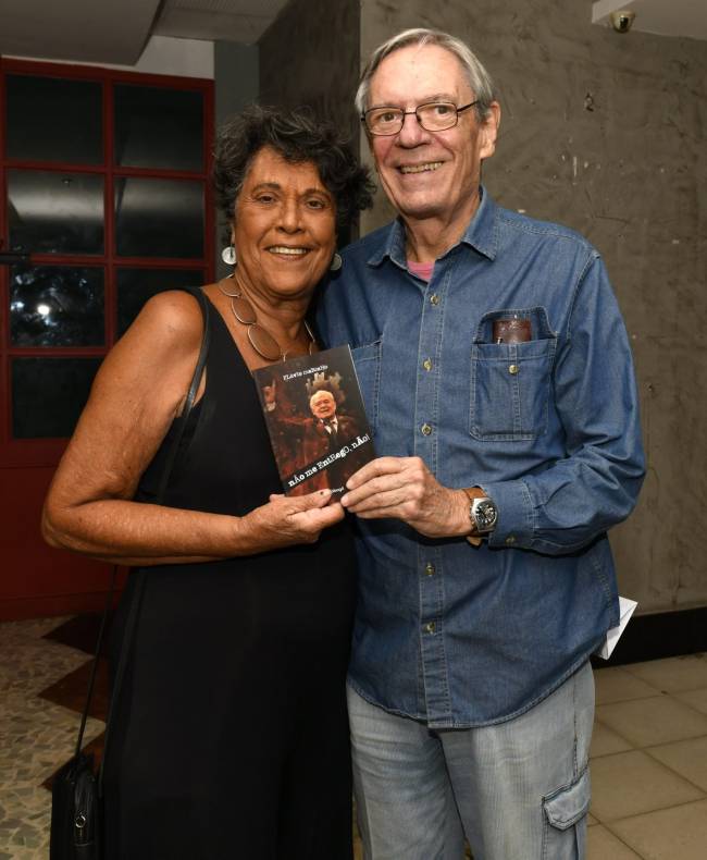 _DSC3236 - O casal Eliana e Chico Caruso - LIVRO NÃO ME ENTREGO NÃO - FEV 2025 - CG
