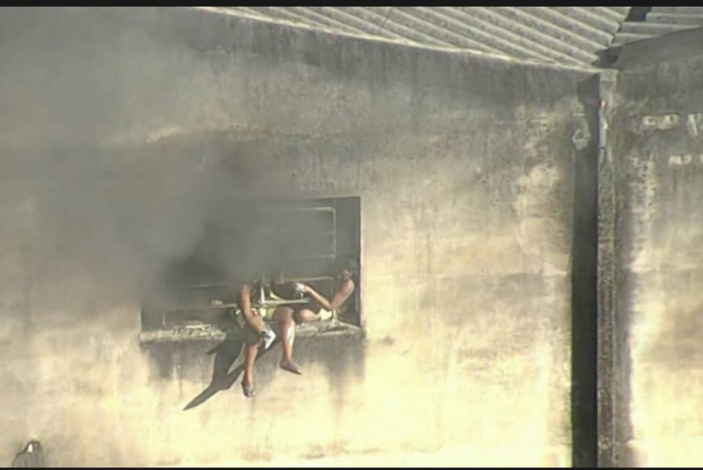 Incêndio atinge fábrica de fantasias de escolas de samba em Ramos