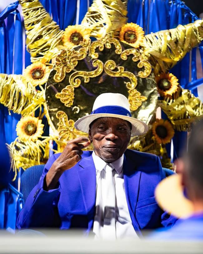 Milton Nascimento na comissão de frente da Poertela2