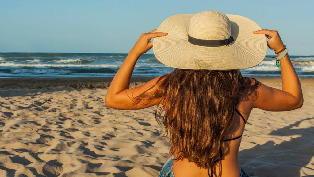 Dermatologista dá dicas para os cuidados com os cabelos no verão