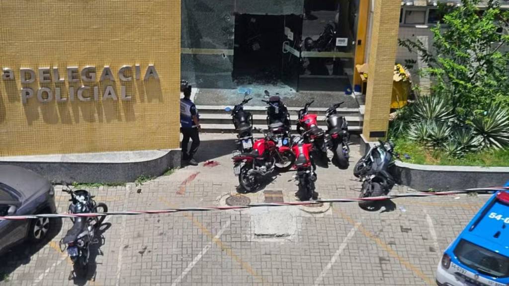 Policial atira em namorada dentro de delegacia e é morto por agentes