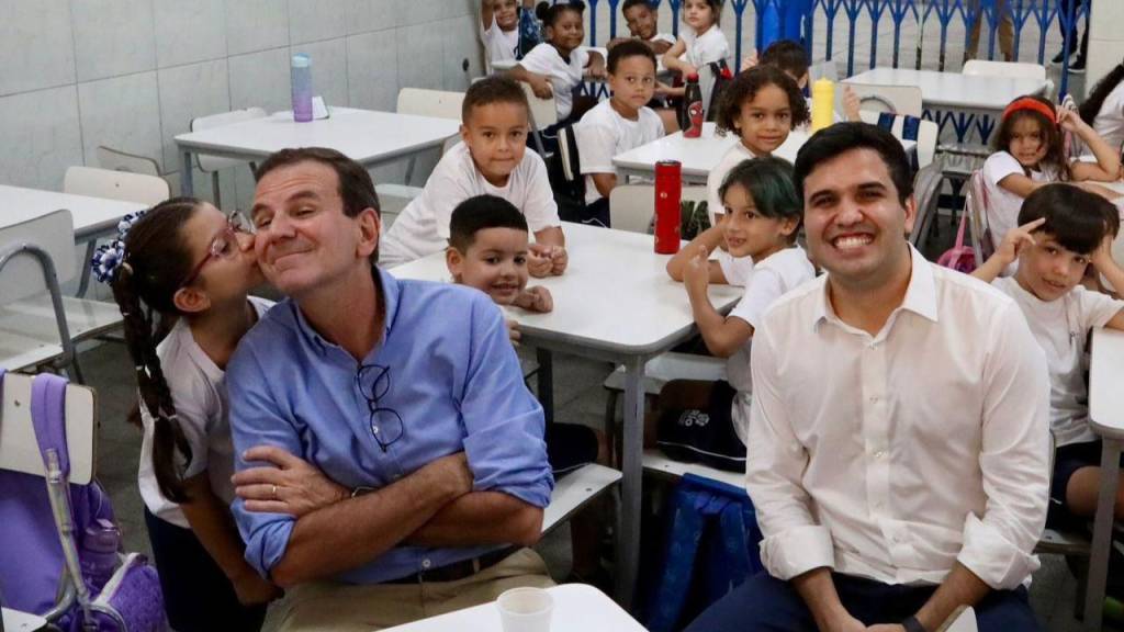 Sem celular na aula, performance de alunos da rede municipal subiu 53%