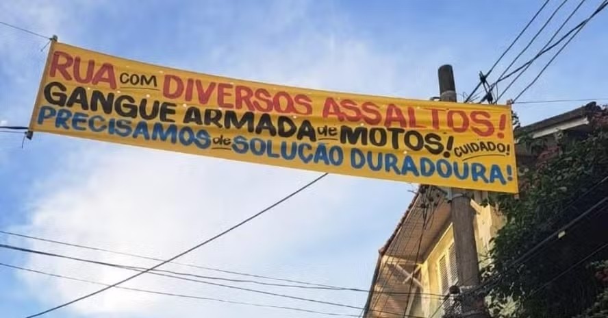 Em Santa Teresa, moradores alertam sobre assaltos com faixa pregada na rua