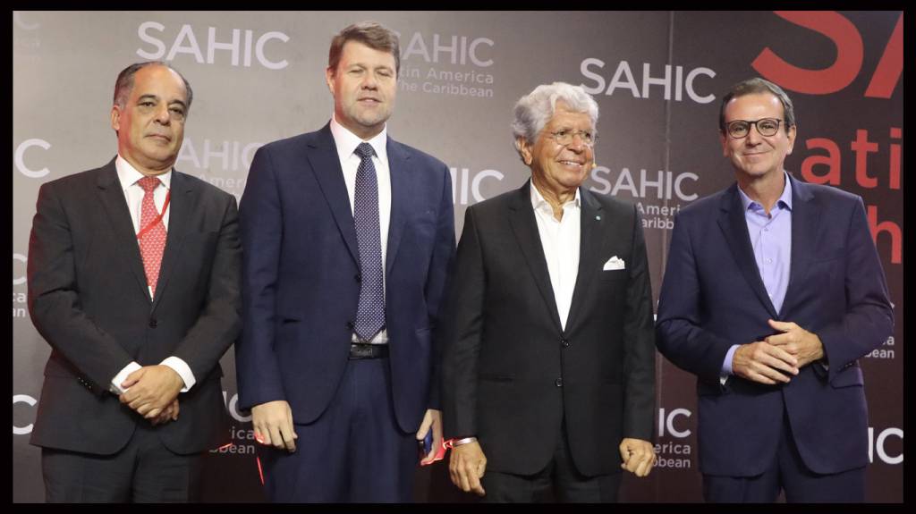 Eduardo Paes em conferência sobre turismo no Rio