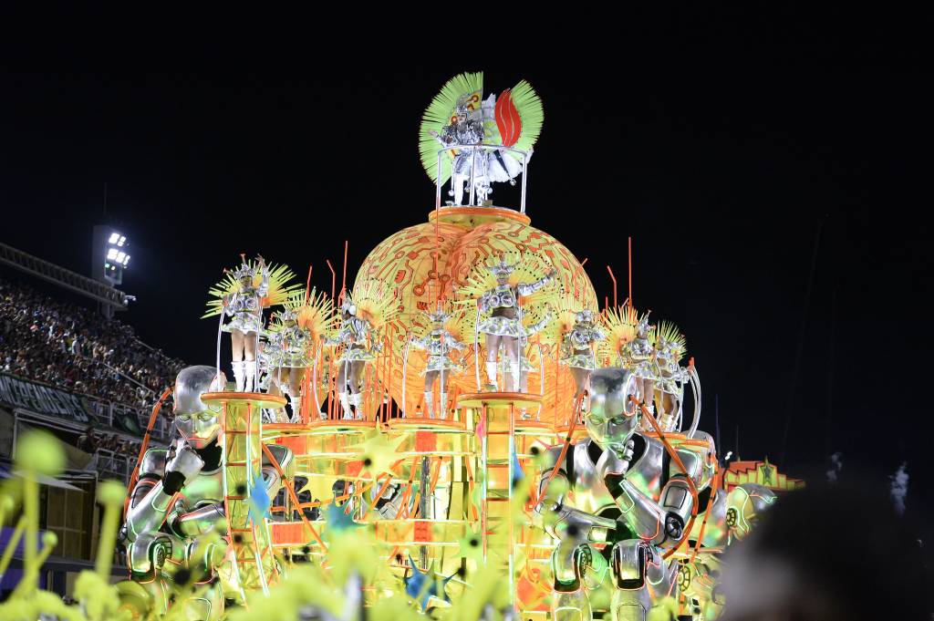 Mocidade desfila futurista na emoção do luto pela morte de carnavalesca
