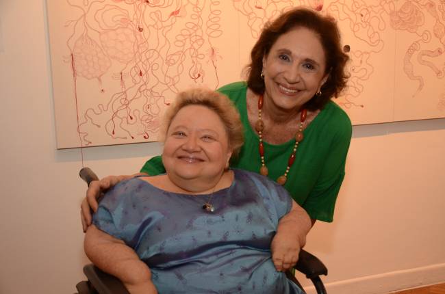 A curadora Isabel Portella e sua mãe Ana Maria Portella