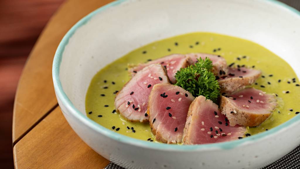 Visual e cardápio variado de pé na areia do Leme