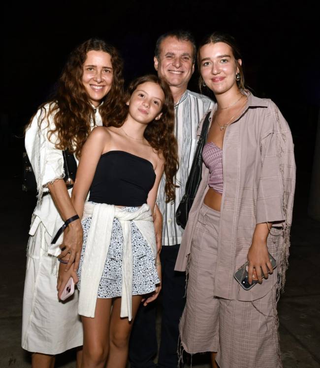 _DSC5864 - O casal Adriana Varejão e Pedro Buarque com as filhas Violeta e Catarina - Filme VITÓRIA - MARÇO 2025 - CG