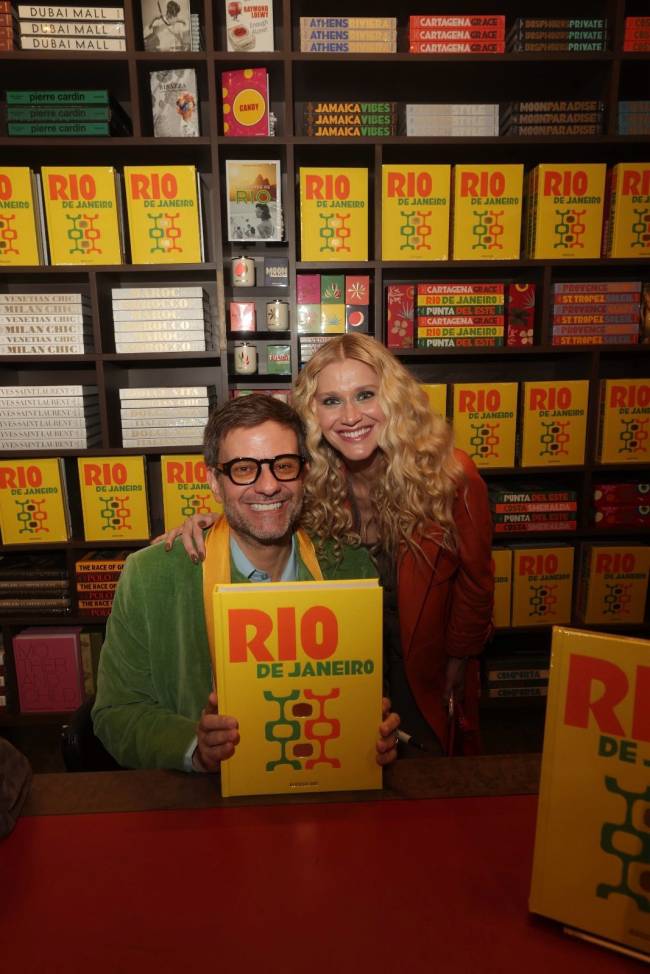 Bruno Astuto: jornalista lança “Rio de janeiro” em Paris. Veja fotos!