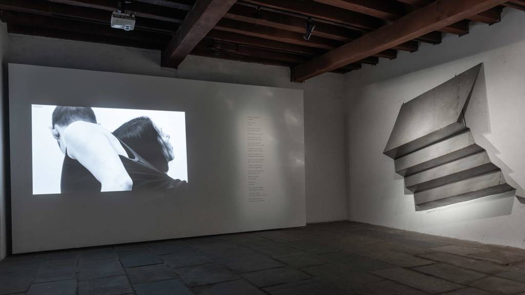 Iole de Freitas apresenta esculturas de ar em exposição no Paço Imperial