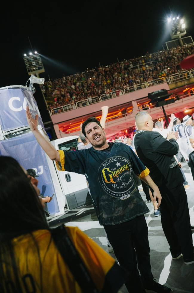 Marcelo Adnet desfilou pela Botafogo Samba Clube