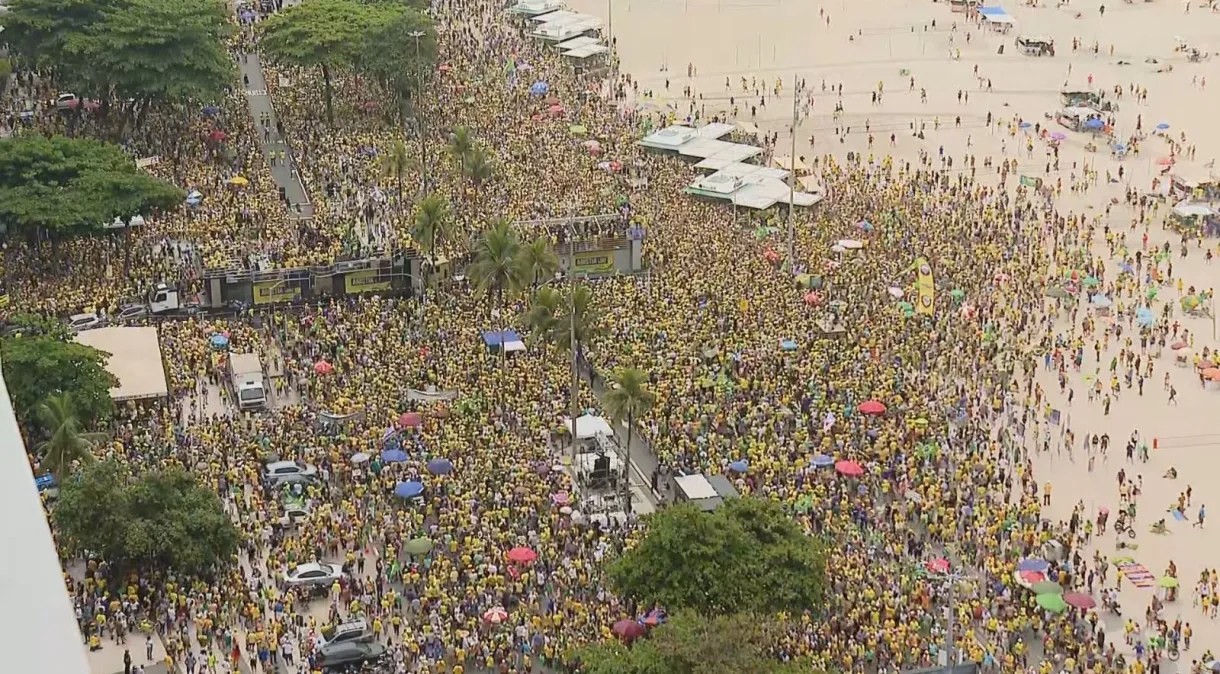 USP calcula número de manifestantes em ato convocado por Bolsonaro em Copacabana