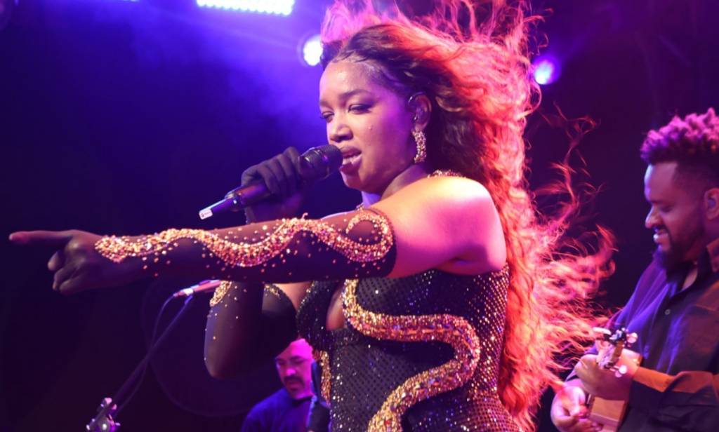 Com show de Iza, Baile de Máscaras do Fairmont Rio agitou a sexta