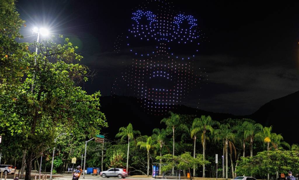 Depois de Fernanda Torres, drones formam rosto de Narcisa no céu do Rio