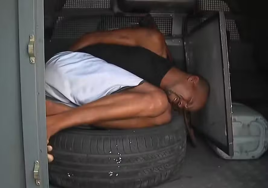 Homem sequestra ônibus na Avenida Brasil e é preso após cerco da polícia