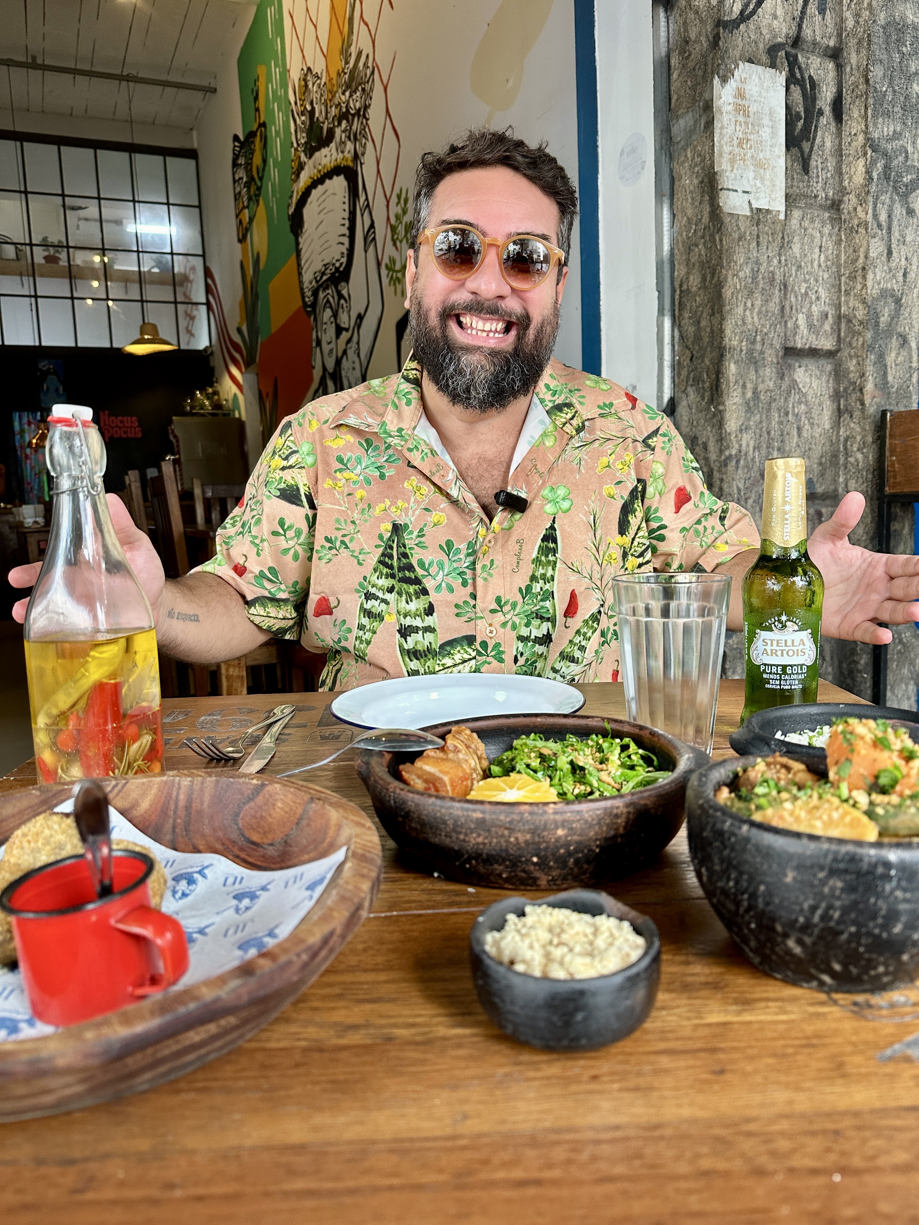 Raphael Vidal: criador da festa posa com feijoada no Dois de Fevereiro