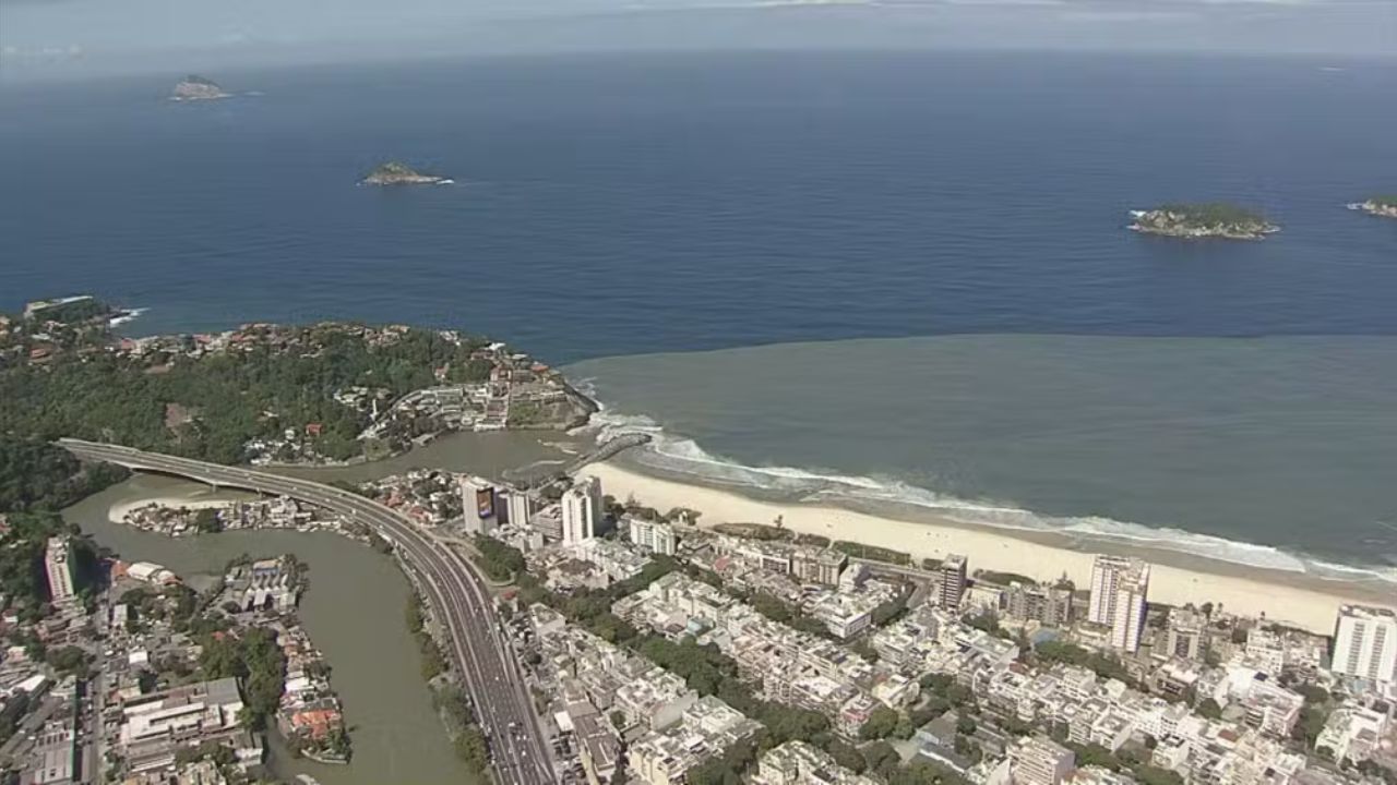 Mancha escura no mar da Barra da Tijuca intriga frequentadores