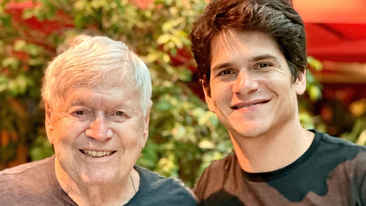 Aos 89 anos, Boni exibe um de seus talentos: o de contador de histórias