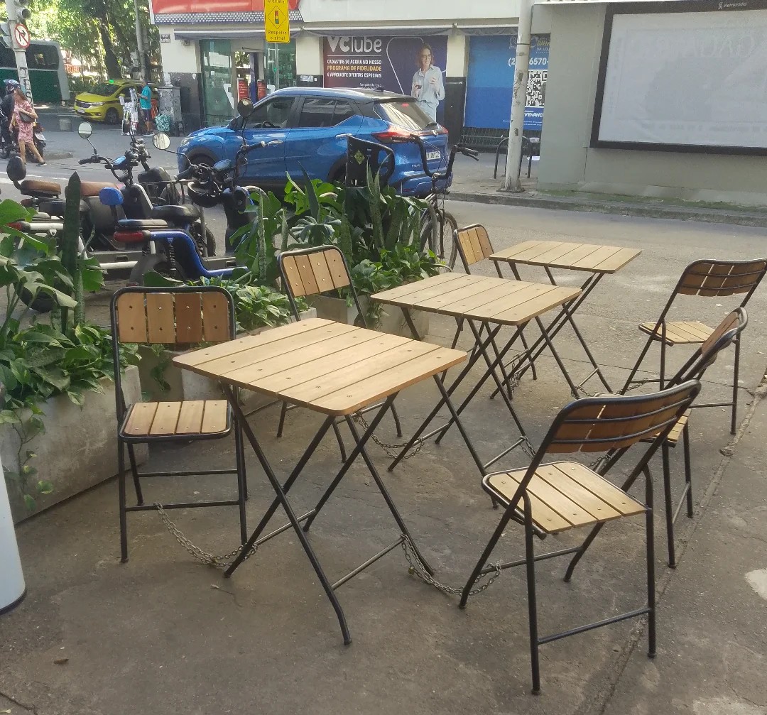 Copacabana: cadeiras acorrentadas aos pés das mesas. Que tal?